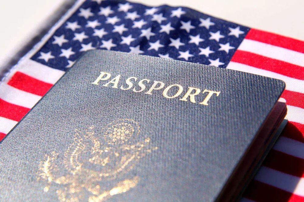 Passaporte americano sobre a bandeira dos Estados Unidos